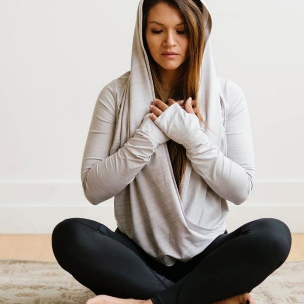 Zyia | Yoga Shawl in Light Grey Space Dye
